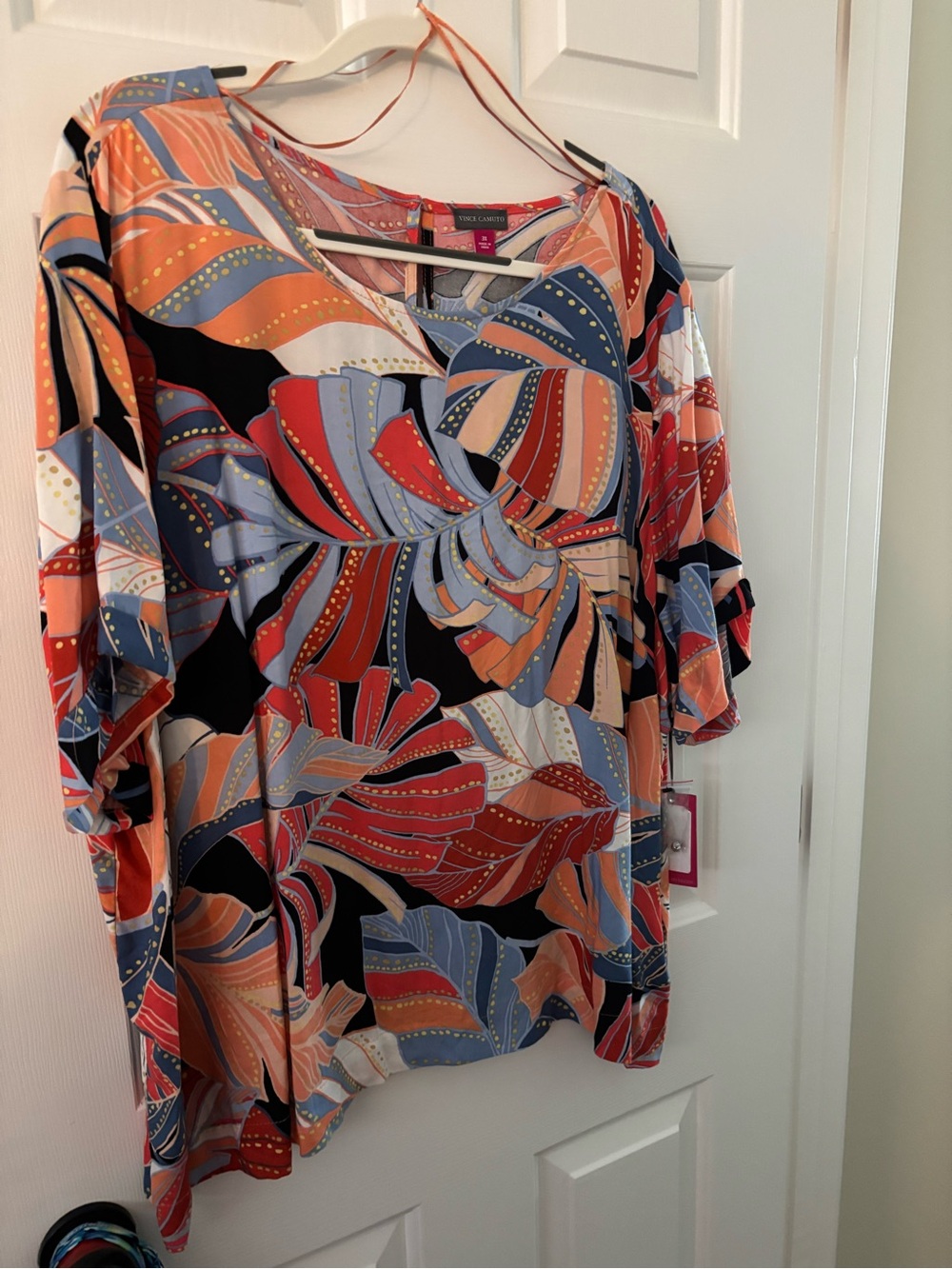 NEW w tags- 🏷️ Vince Camuto Bold Multicolor Abstract V-Neck Blouse